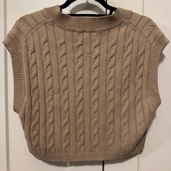 NWOT GU Uniqlo brown cropped knit sweater vest - Picture 2 of 3